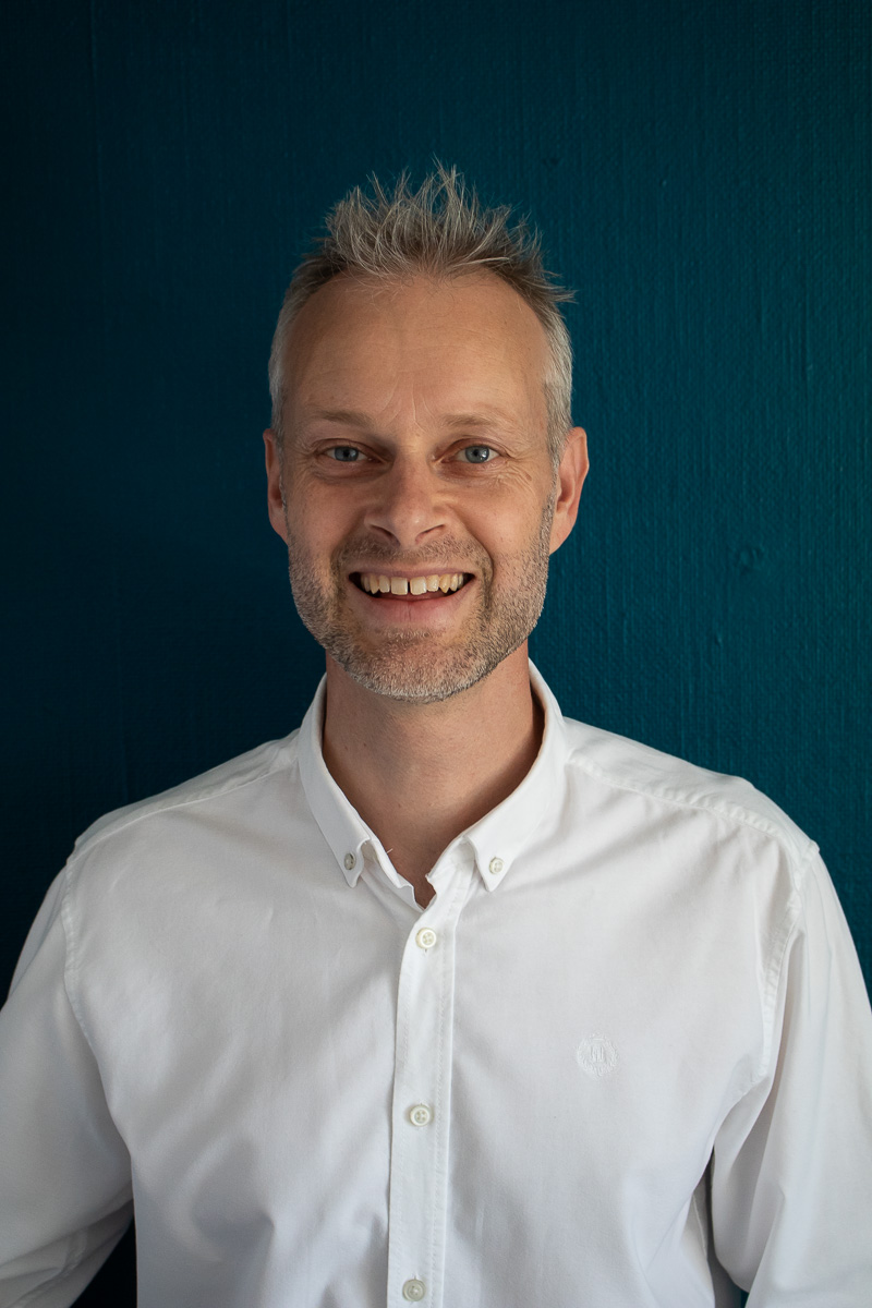 Buisnessportræt af smilende mand