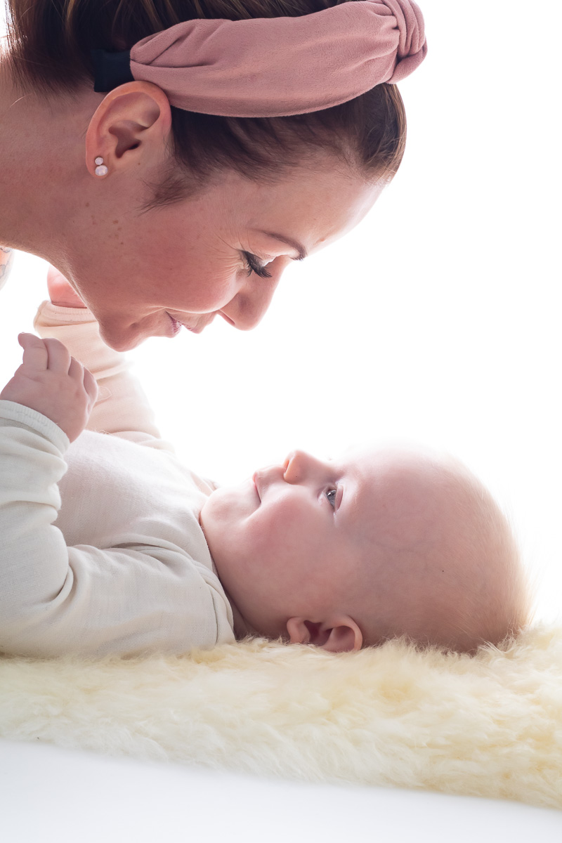 Mor snakker til baby