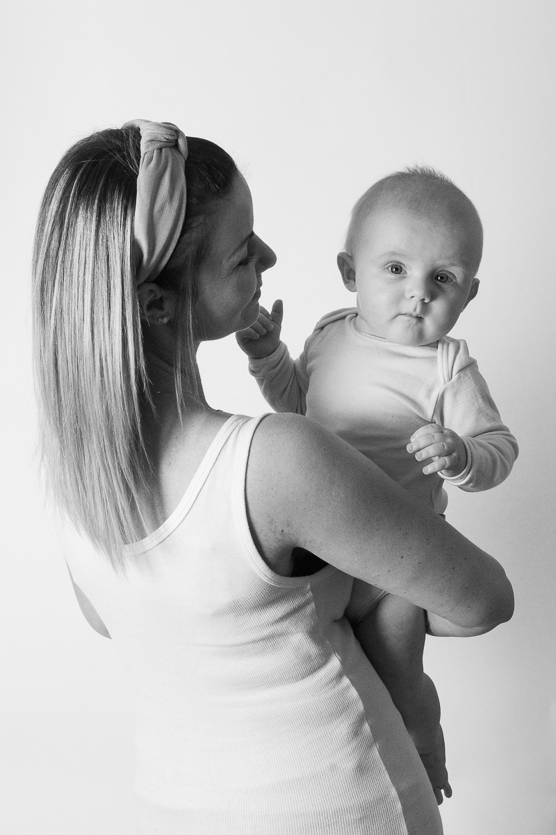 Mor står med ryggen til