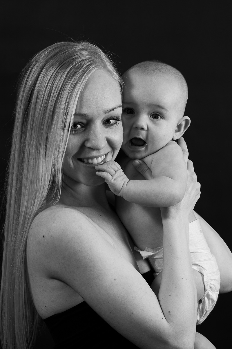 Smilende mor med barn i sort hvid