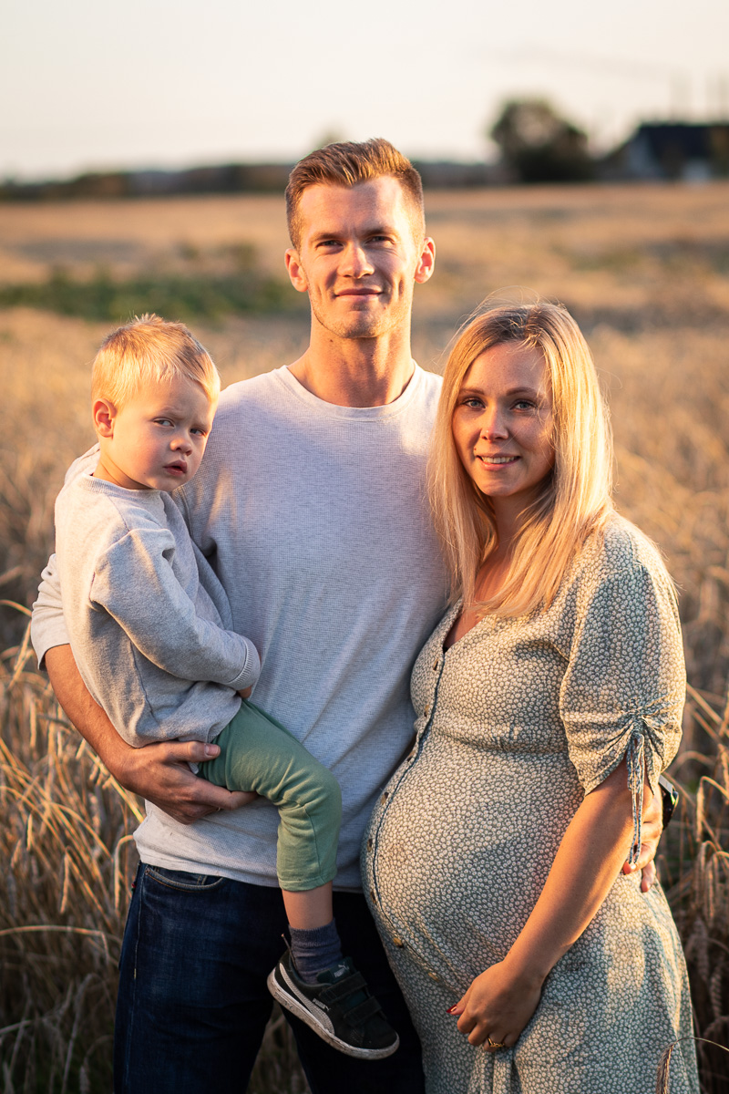 Familieportræt med gravid kvinde