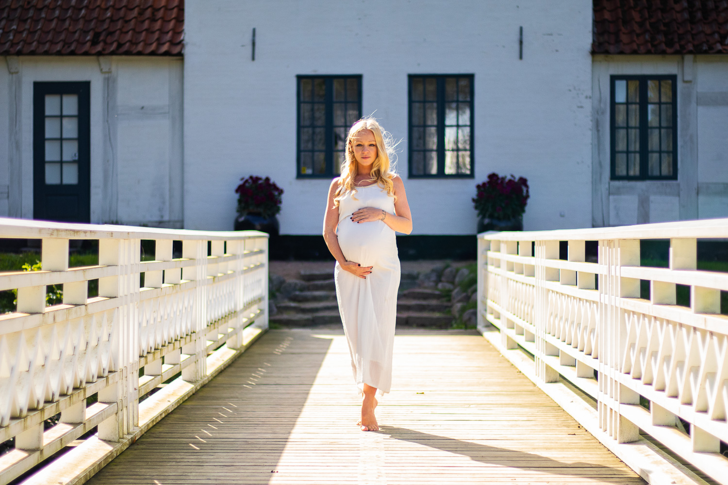 Gravidfoto af kvinde på bro