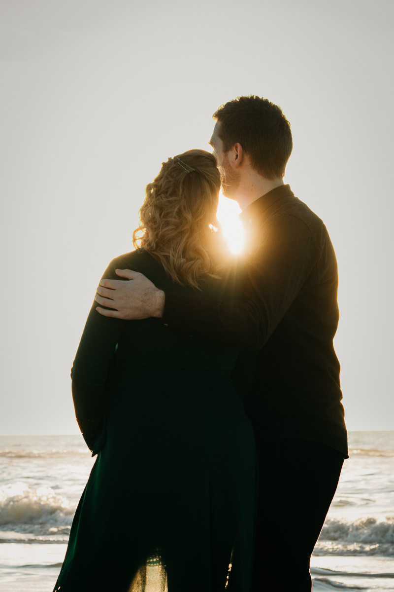 Par kigger på solnedgang